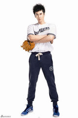 组图：张伦硕时尚写真 动感十足活力四射