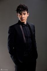 组图：张睿绅士写真 酷黑西装化身梦幻王子
