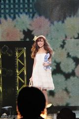 组图：叶熙祺福冈走秀造型变幻多姿