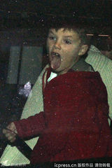 组图：贝克汉姆举家为三公子庆生 克鲁兹顽皮