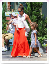 组图：杰西卡-阿尔芭携女现身装扮抢眼