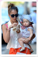 组图：杰西卡-阿尔芭携女现身装扮抢眼