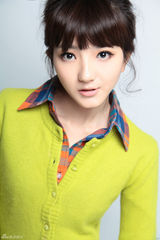 组图：白卉子荧光撞色写真 显清新俏皮本色