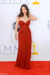 组图：艾美奖红毯 凯特-戴琳斯携男友抚发风骚