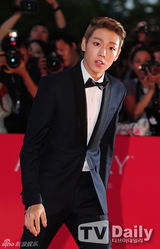 组图：李玹雨金发狼奔头亮相釜山红毯显绅士