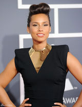 高清组图：格莱美红毯艾利西亚-凯斯携男伴亮相