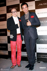 组图：廖碧儿亲自上阵为陈豪护肤 现场打情骂俏