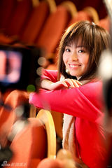 幻灯图集：张靓颖MV一人分饰两角 化身红衣精灵