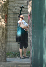 组图：姚晨曹郁带爱子小土豆拍照 一家其乐融融