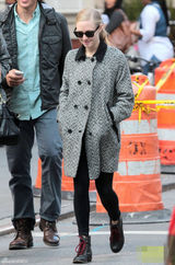 组图：阿曼达-塞弗里德外出散步 表情诡异与狗狗撞脸