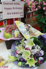 组图：梅艳芳49岁冥寿粉丝拜祭 明年可能办十周年悼念会