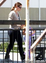 组图：詹妮弗-加纳弯腰走光露T裤 孕期不忘秀性感