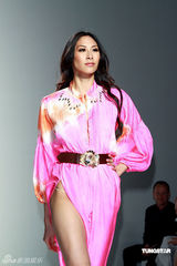 幻灯图集：桂纶镁斜肩裙美艳 蔡健雅宝蓝装优雅