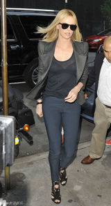 组图：查理兹-塞隆街拍帅气中性风