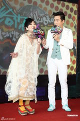 组图：庾澄庆开千万跑车贺新节目开播 小燕姐助阵