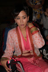 组图：探班吴奇隆马苏山洞拍激情戏