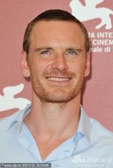 组图：《危险方法》记者会 奈特莉花裙黑超抢眼