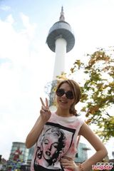 组图：G.E.M.偷闲游韩国 扫BIGBANG专辑啖美食