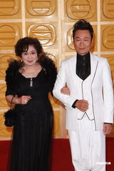 组图：TVB台庆颁奖礼 黎耀祥李司棋黑白配走红毯