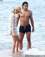 组图：球星法尔考海中爱抚娇妻 舔肚脐极度高调