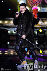 组图：Rain皮草加身有范 女团撅臀掀裙极尽诱惑