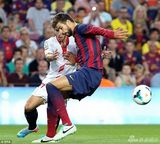 组图：夏奇拉抱子观老公比赛 小家伙玩足球卖萌