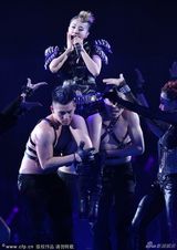 组图：蔡依林开唱爆乳露底 体操舞劈腿撅臀