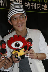 组图：陈冠希上海签售新专辑 畅谈复出后心路历程