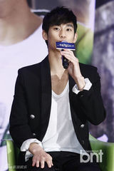 组图：金秀贤朴基雄李玹雨新片演绎花美男间谍