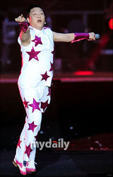 组图：韩国歌手PSY首尔个唱 劲歌热舞high翻全场