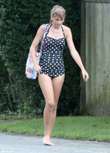 组图：泰勒身穿波点泳装现身肯尼迪家族别墅