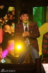 组图：张信哲上海演唱会 出道20年经典情歌一网打尽