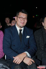 组图：许茹芸新婚首唱 与老公台上牵手拥抱