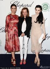 组图：范冰冰裸色紧身裙露背秀身材