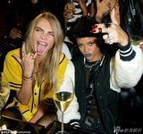 组图：蕾哈娜蓝嘴唇亮相派对 透视装半乳隐现