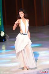 组图：港姐大尺度深V秀乳沟 背部全裸纤腰曼妙