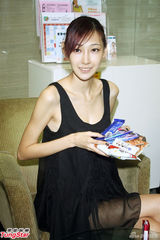 组图：陆瑶被蔡康永吓出大姨妈 纸片身材挺原装巨乳