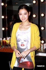 幻灯：李诗韵投资化妆学校 荣升老板娘喜极而泣