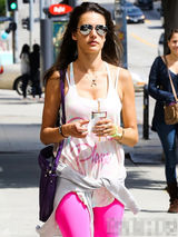 组图：超模安布罗休练瑜伽 俯身秀双球身材火辣