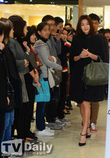 组图：全智贤着黑风衣亮相活动 棕发飘逸显洋气