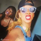 蕾哈娜真空穿背心春光侧露 龇牙嘟红唇俏皮(图)