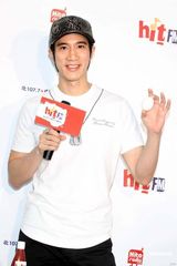 高清组图：王力宏秀厨艺煎双蛋 期望发片拍片双丰收