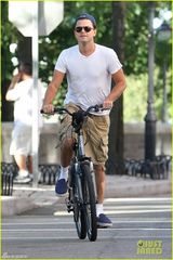 组图：莱昂纳多戴帽骑车变身大男孩