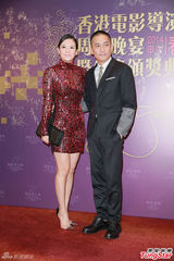 组图：章子怡火红包身裙挽手梁朝伟 宗师夺4奖