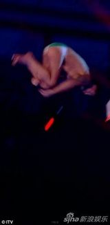 组图：戴利上跳水节目 脱衣做示范大秀人鱼线