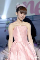 组图：郭书瑶发专辑粉嫩庆功 自曝曾苦等周董签名