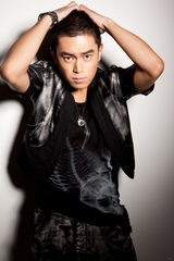 组图：刘冠麟推炫酷写真玩转时尚