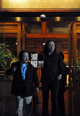 独家:冯小刚葛优等好友吃饭 徐静蕾白裙喝high