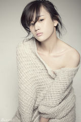 组图：张檬最新唯美宣传照 小露香肩性感出镜