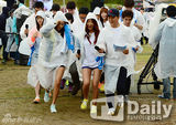 组图：韩团SISTAR冒雨出席活动宣传献爱心